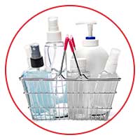 Fotografía de una cesta con diferentes botes de productos de limpieza y desinfección.